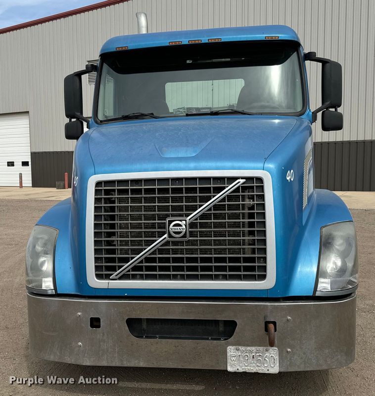 image for item NH9118 2005 Volvo VNL semi truck