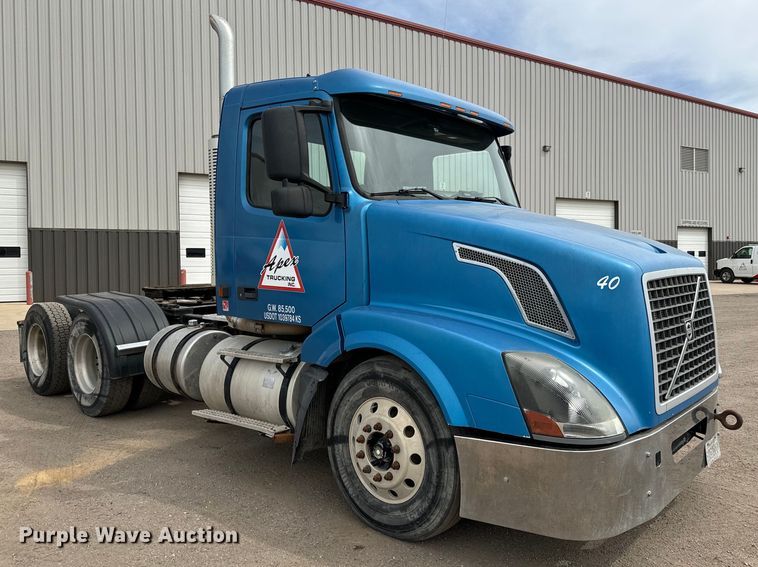 image for item NH9118 2005 Volvo VNL semi truck