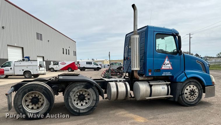 image for item NH9118 2005 Volvo VNL semi truck