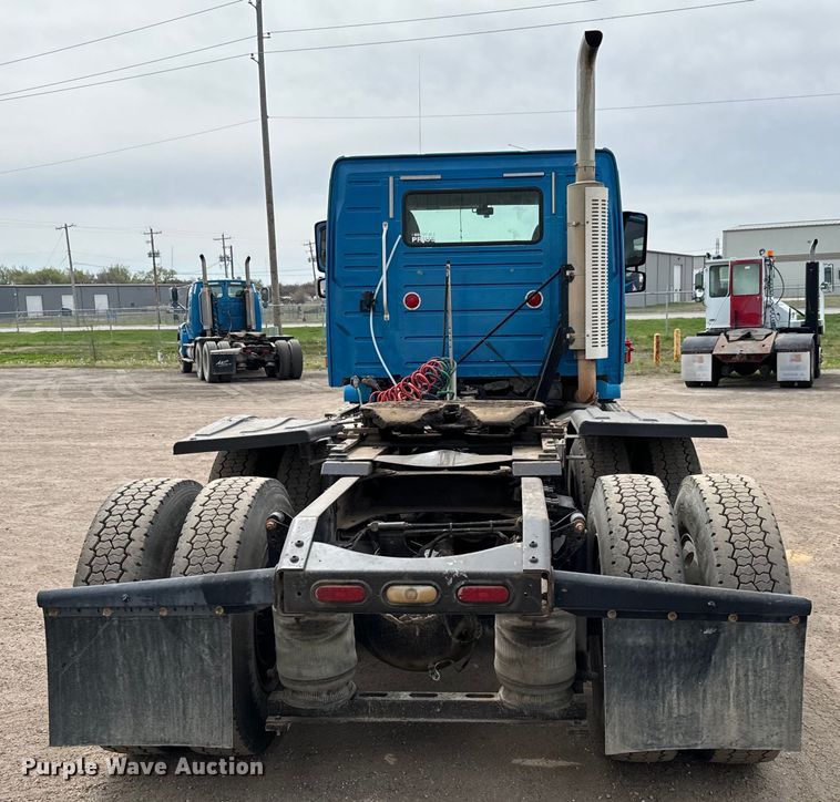 image for item NH9118 2005 Volvo VNL semi truck