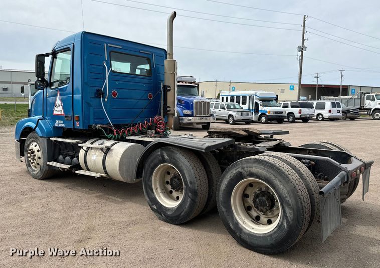 image for item NH9118 2005 Volvo VNL semi truck