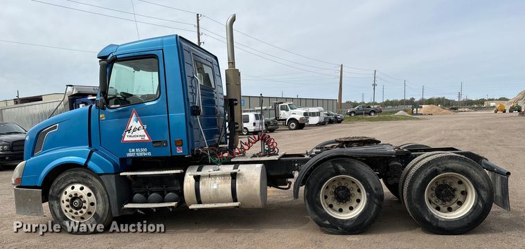 image for item NH9118 2005 Volvo VNL semi truck