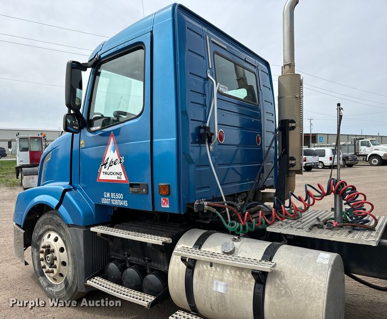 image for item NH9118 2005 Volvo VNL semi truck