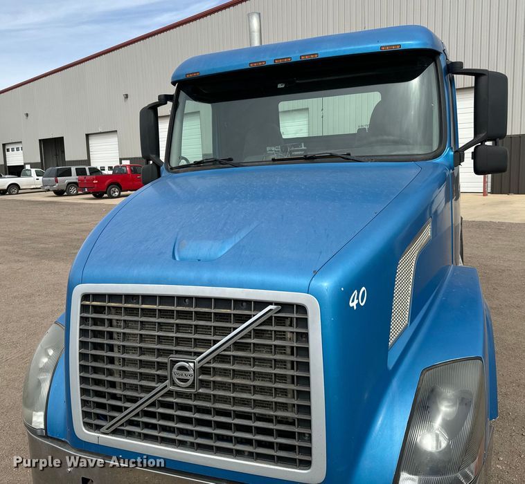 image for item NH9118 2005 Volvo VNL semi truck