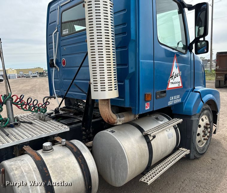 image for item NH9118 2005 Volvo VNL semi truck