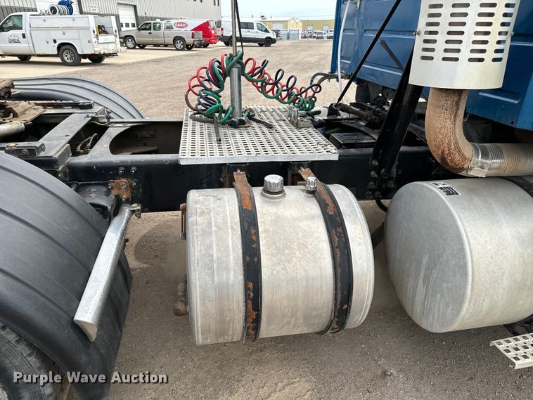 image for item NH9118 2005 Volvo VNL semi truck