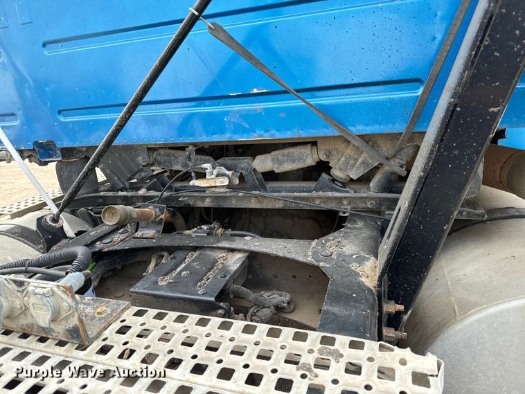 image for item NH9118 2005 Volvo VNL semi truck