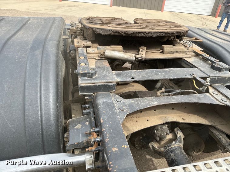 image for item NH9118 2005 Volvo VNL semi truck