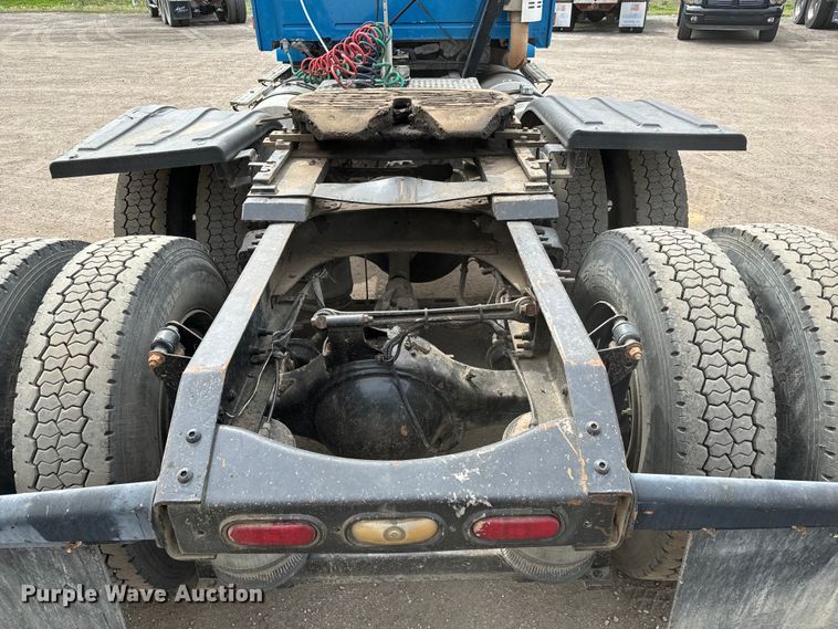 image for item NH9118 2005 Volvo VNL semi truck