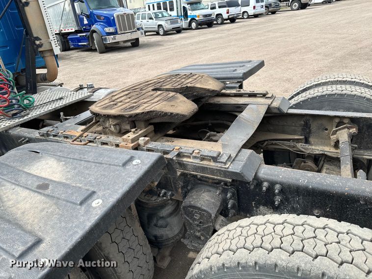 image for item NH9118 2005 Volvo VNL semi truck