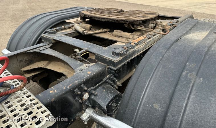 image for item NH9118 2005 Volvo VNL semi truck