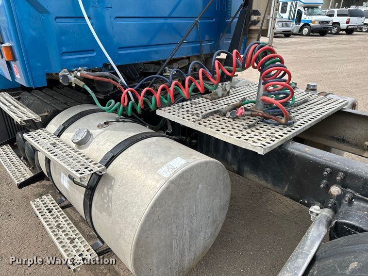 image for item NH9118 2005 Volvo VNL semi truck