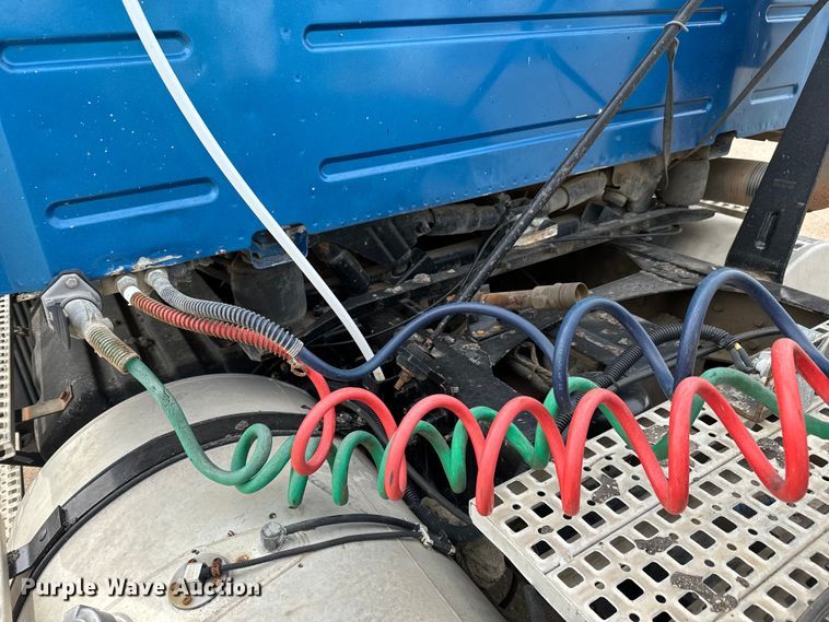 image for item NH9118 2005 Volvo VNL semi truck