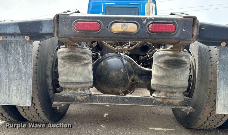 image for item NH9118 2005 Volvo VNL semi truck