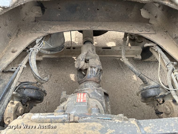 image for item NH9118 2005 Volvo VNL semi truck