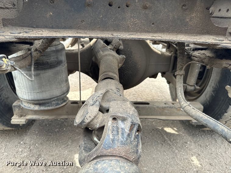 image for item NH9118 2005 Volvo VNL semi truck