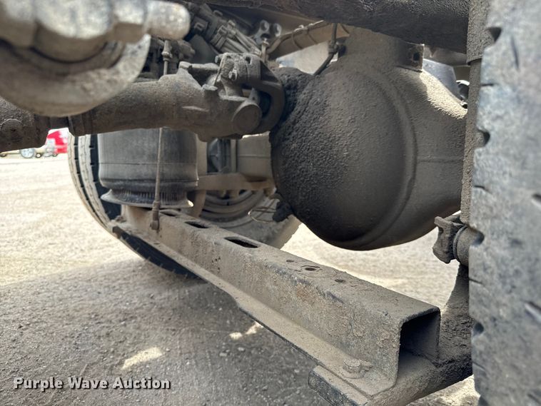 image for item NH9118 2005 Volvo VNL semi truck