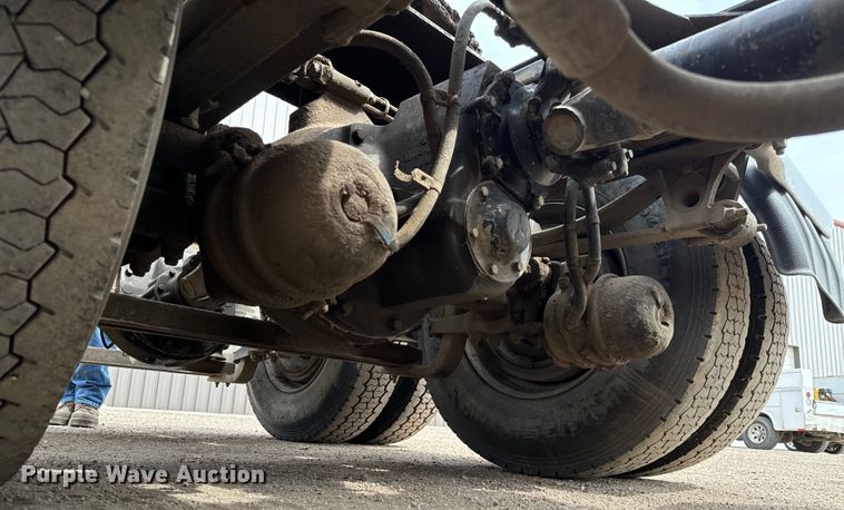 image for item NH9118 2005 Volvo VNL semi truck