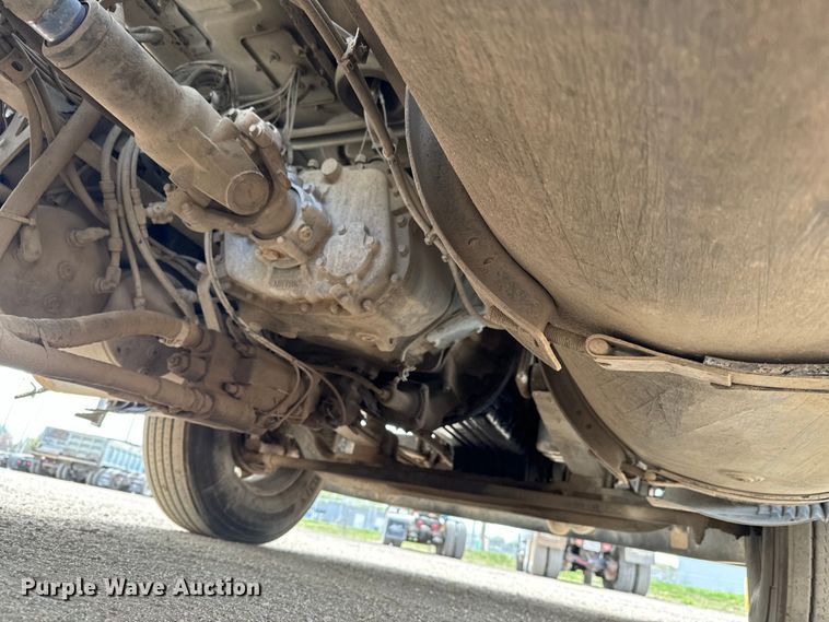 image for item NH9118 2005 Volvo VNL semi truck