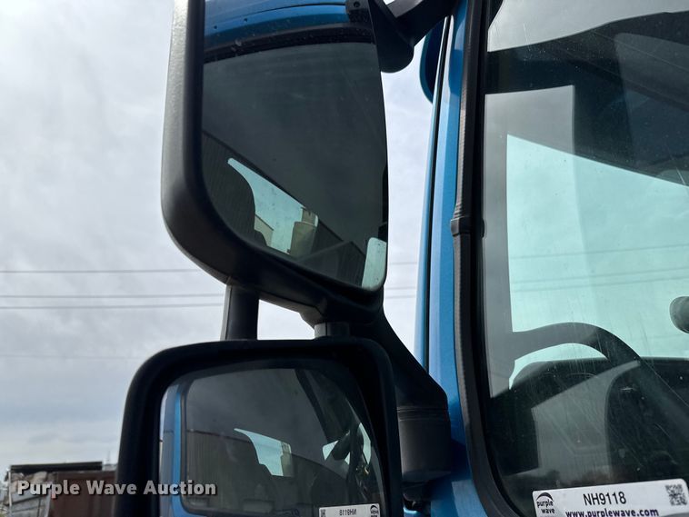 image for item NH9118 2005 Volvo VNL semi truck