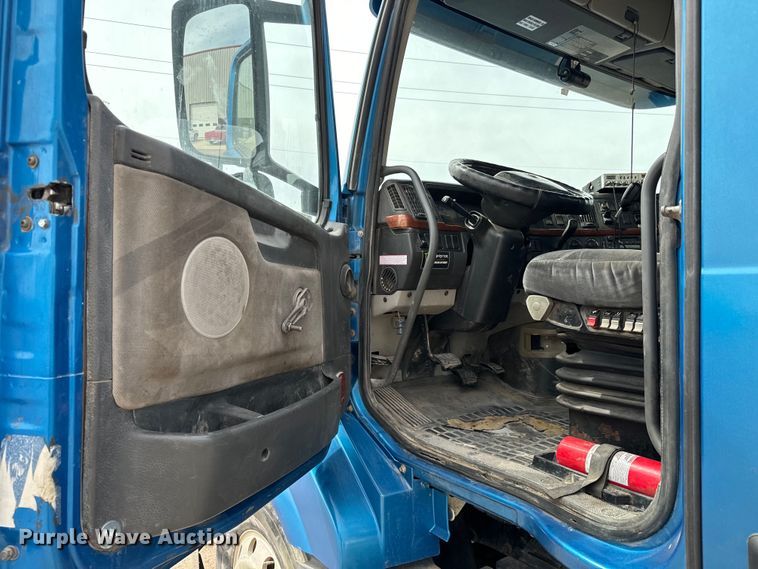image for item NH9118 2005 Volvo VNL semi truck