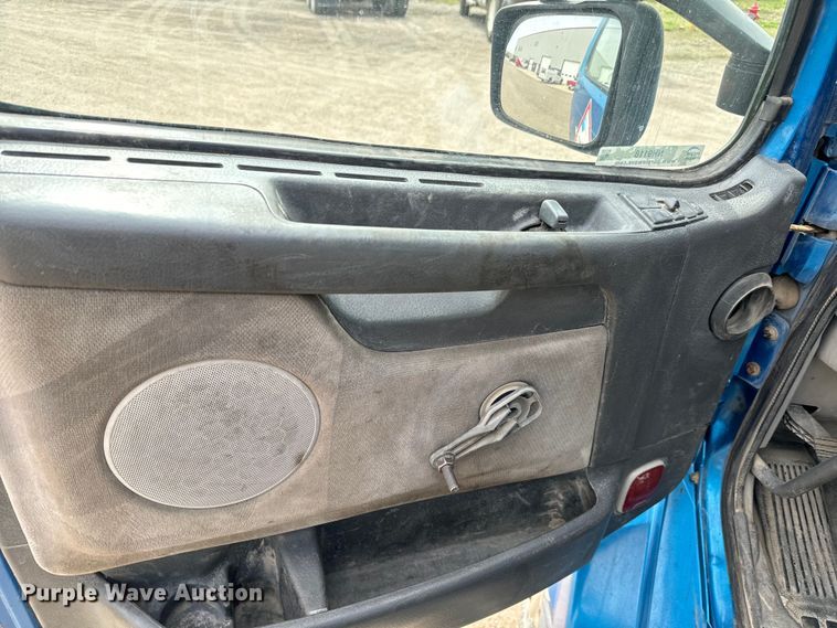 image for item NH9118 2005 Volvo VNL semi truck