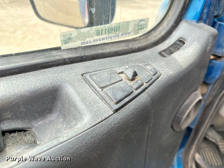 image for item NH9118 2005 Volvo VNL semi truck