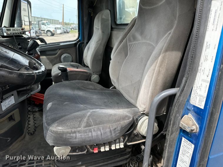 image for item NH9118 2005 Volvo VNL semi truck