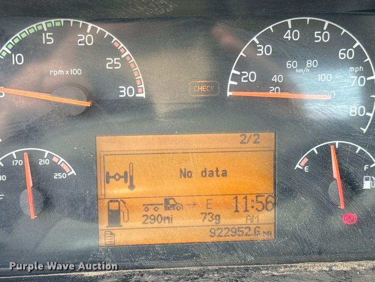 image for item NH9118 2005 Volvo VNL semi truck