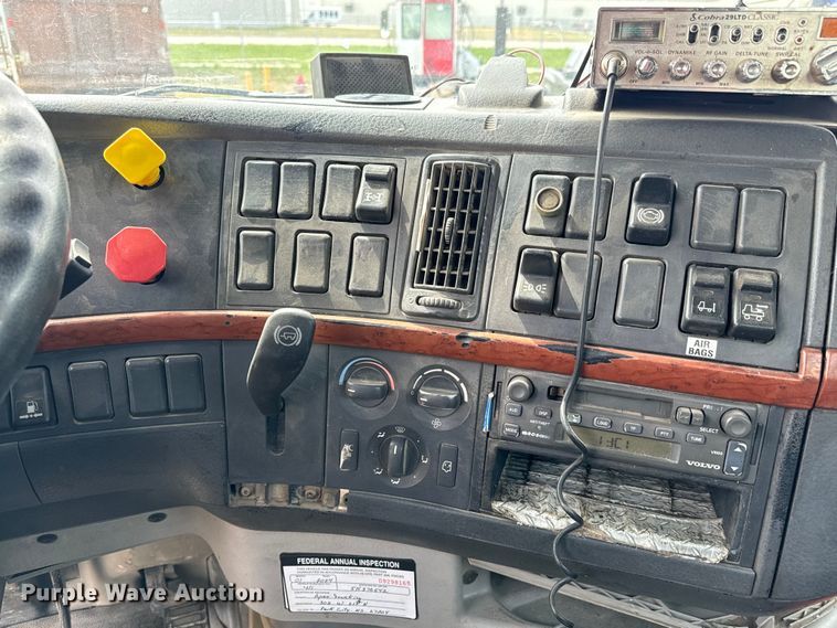 image for item NH9118 2005 Volvo VNL semi truck