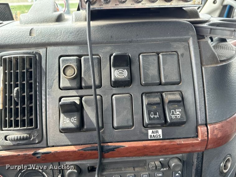 image for item NH9118 2005 Volvo VNL semi truck