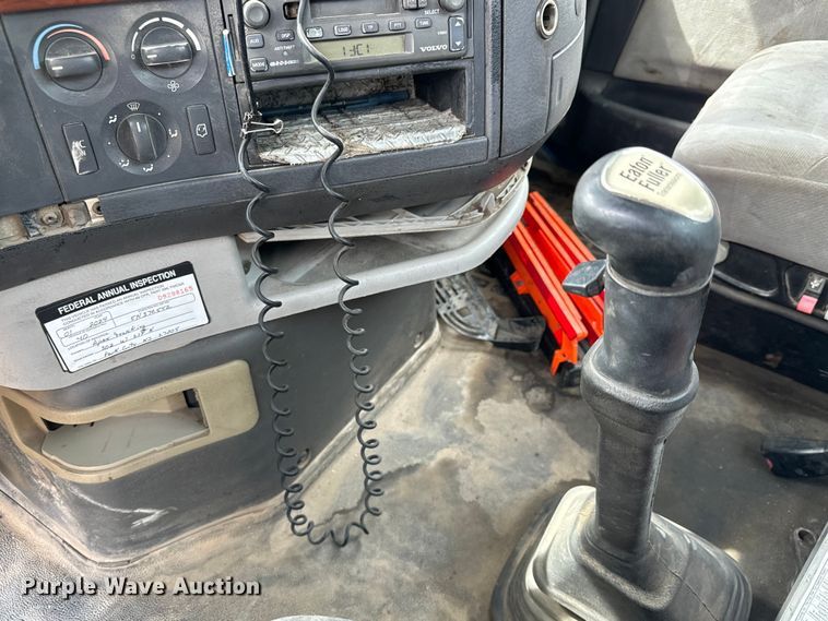 image for item NH9118 2005 Volvo VNL semi truck