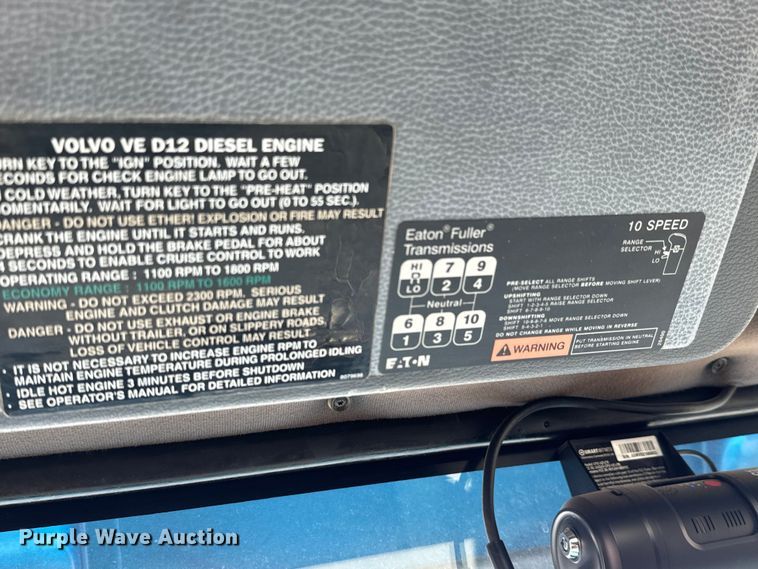 image for item NH9118 2005 Volvo VNL semi truck