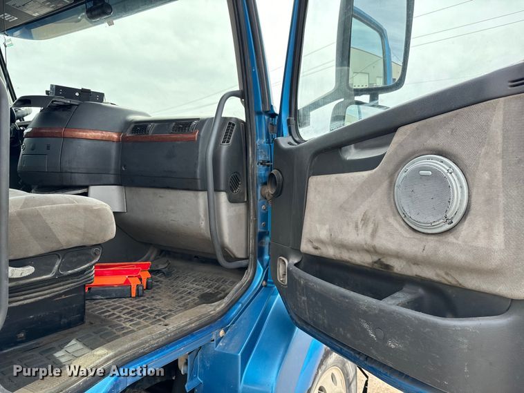 image for item NH9118 2005 Volvo VNL semi truck