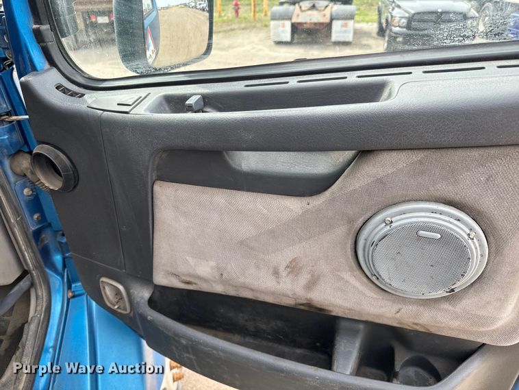 image for item NH9118 2005 Volvo VNL semi truck