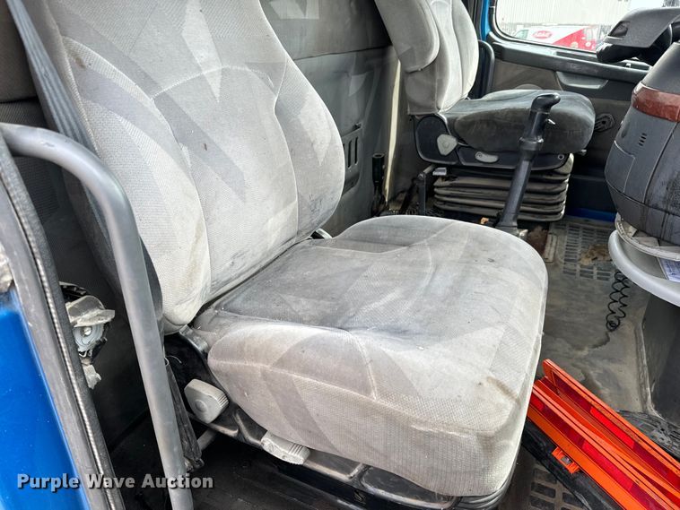 image for item NH9118 2005 Volvo VNL semi truck