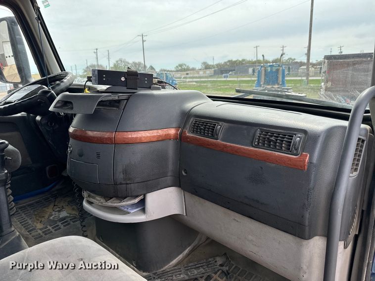 image for item NH9118 2005 Volvo VNL semi truck