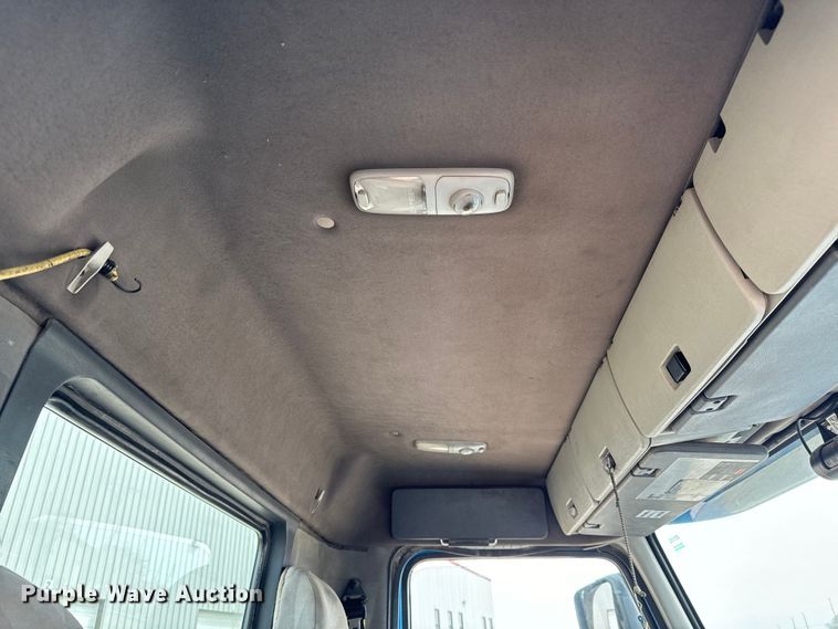 image for item NH9118 2005 Volvo VNL semi truck