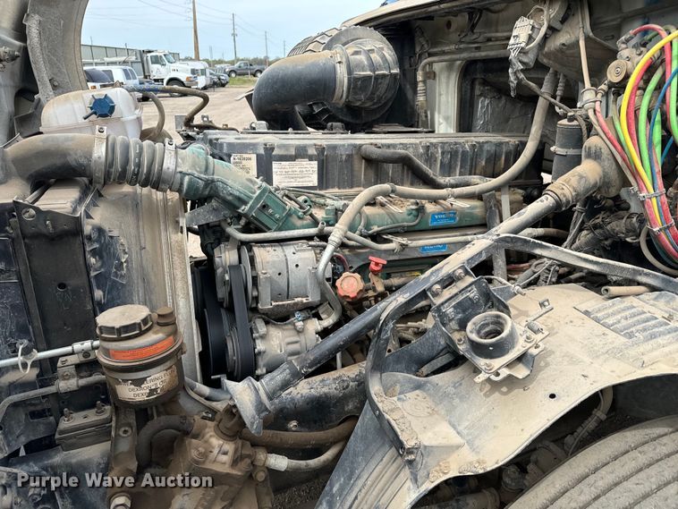 image for item NH9118 2005 Volvo VNL semi truck