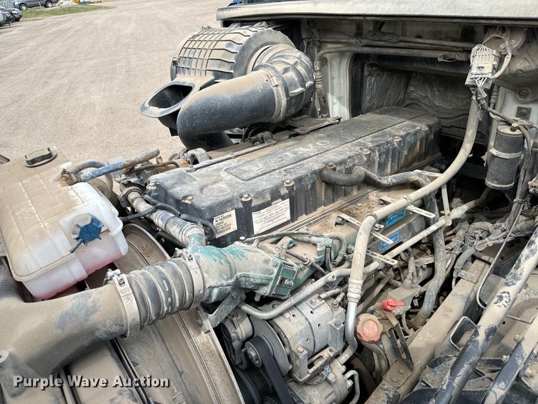 image for item NH9118 2005 Volvo VNL semi truck