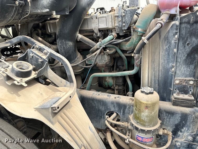 image for item NH9118 2005 Volvo VNL semi truck