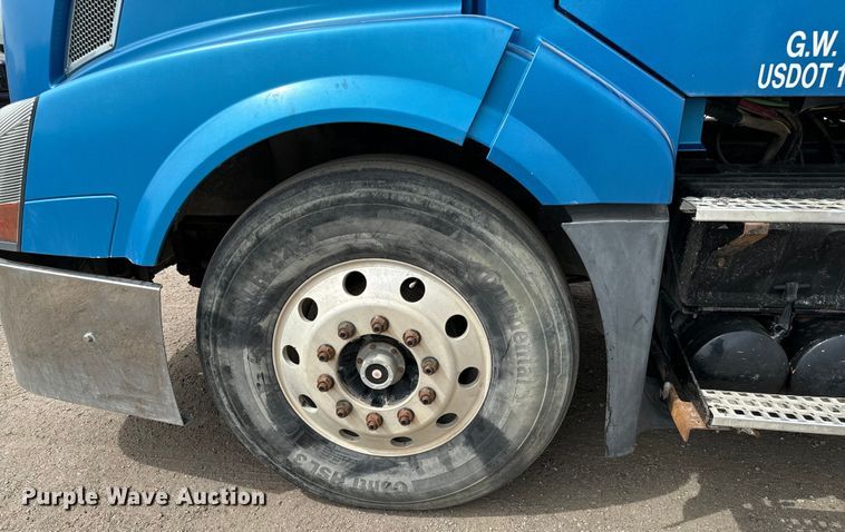 image for item NH9118 2005 Volvo VNL semi truck