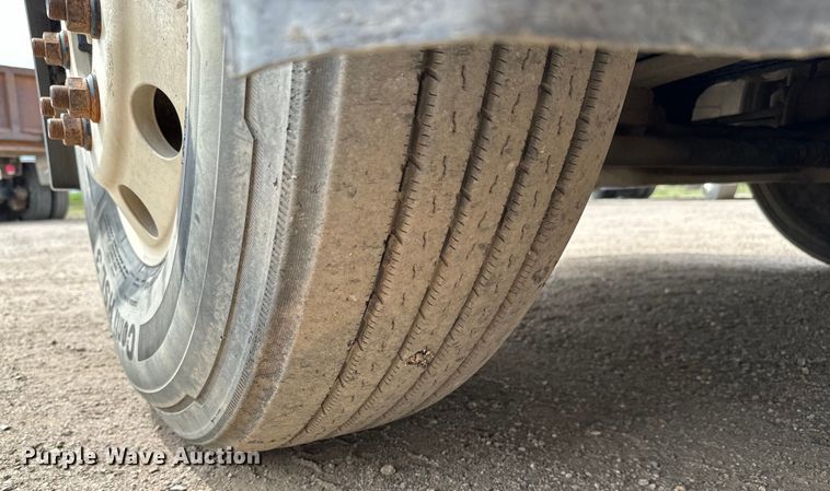 image for item NH9118 2005 Volvo VNL semi truck