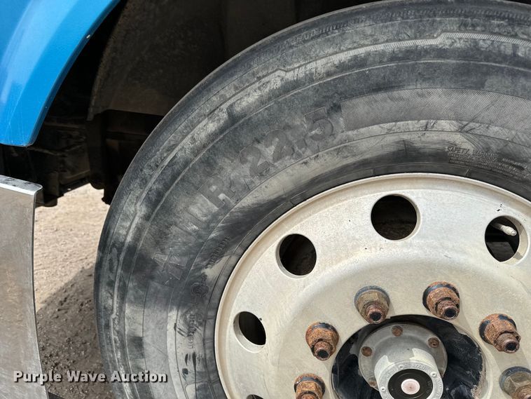 image for item NH9118 2005 Volvo VNL semi truck