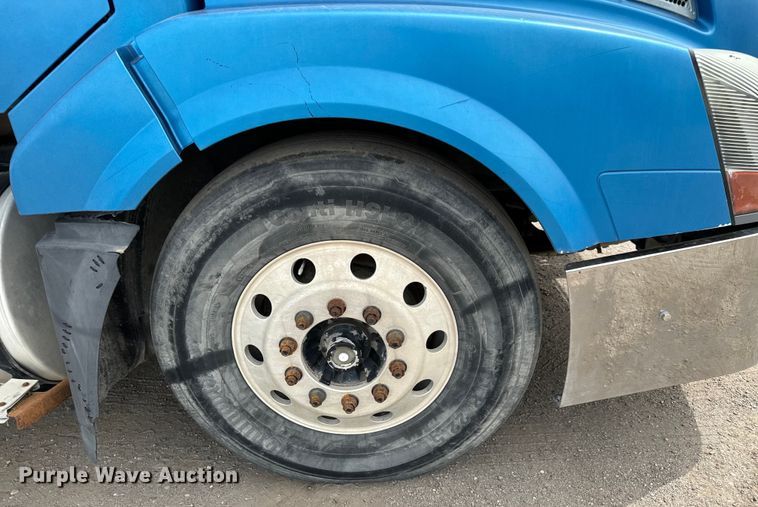 image for item NH9118 2005 Volvo VNL semi truck