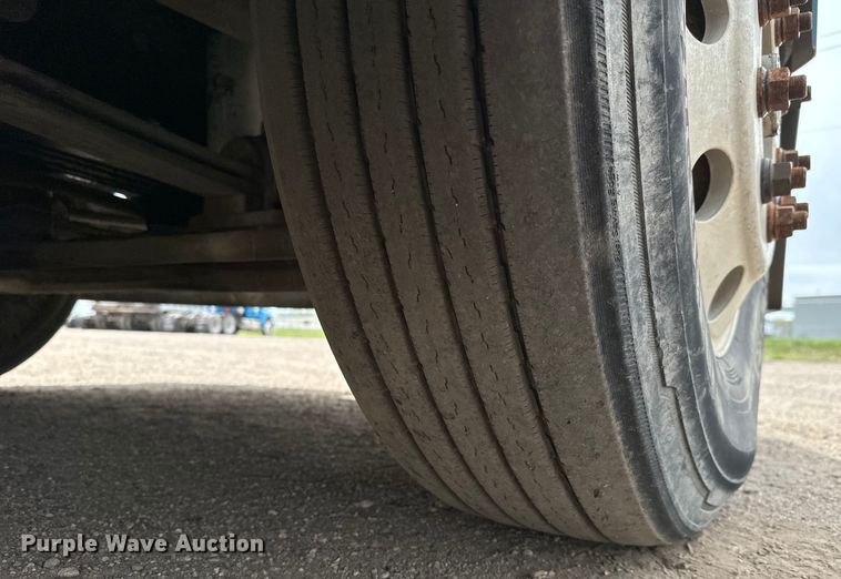 image for item NH9118 2005 Volvo VNL semi truck