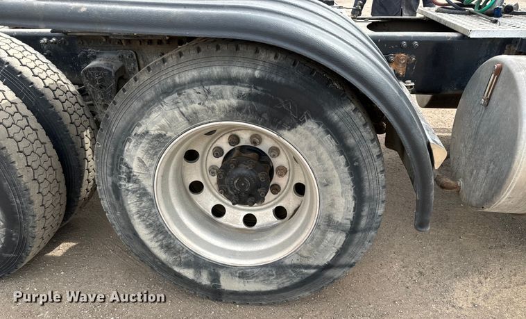 image for item NH9118 2005 Volvo VNL semi truck