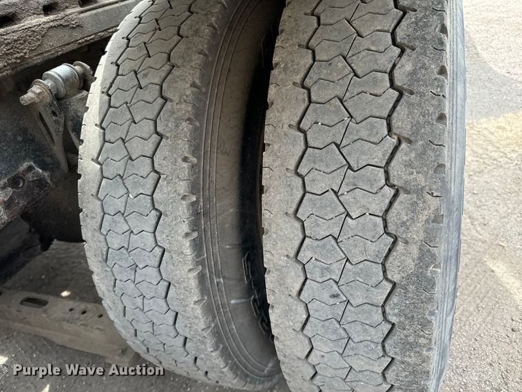 image for item NH9118 2005 Volvo VNL semi truck