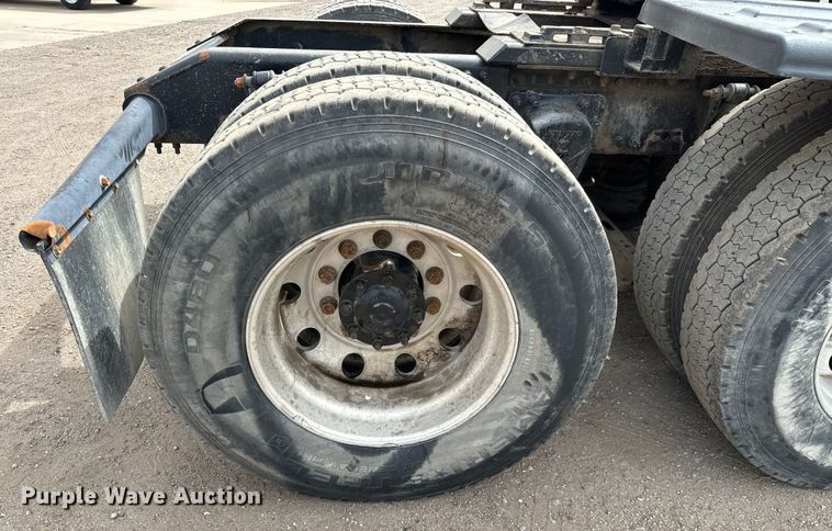 image for item NH9118 2005 Volvo VNL semi truck