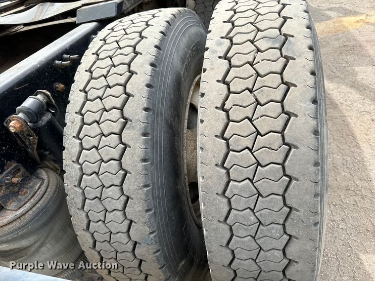 image for item NH9118 2005 Volvo VNL semi truck